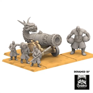 Puede incluir: Una escena de fantasía en miniatura con un cañón con cabeza de dragón y varias figuras. El cañón es gris con tallas ornamentadas. Tres figuras están cerca del cañón, mientras que una figura musculosa sostiene dos esferas. La base es de color beige claro.