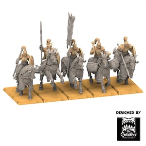 Puede incluir: Seis figuras en miniatura de caballeros con armadura montados a caballo. Los caballeros y los caballos son de color beige claro, con armaduras detalladas. Las figuras están sobre una base beige. El texto "DESIGNED BY" y un logotipo están en la esquina inferior derecha.