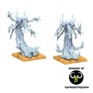 Puede incluir: Dos miniaturas de fantasía azul claro de una criatura con múltiples brazos y tentáculos, sobre una base marrón. Las miniaturas están diseñadas con detalles intrincados. El logotipo "DESIGNED BY CLAYBEASTCREATION" es visible.