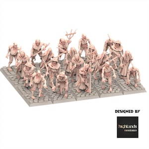 Puede incluir: Un grupo de figuras de zombis en miniatura, cada una con ropa hecha jirones y varias armas, de pie sobre una base de adoquines. Las figuras son de color beige claro, algunas con sombreros y túnicas. La imagen está etiquetada como "DESIGNED BY highlands miniatures."