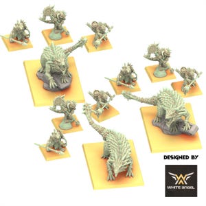 Può includere: Una collezione di miniature color verde pallido raffiguranti diverse creature rettiliane e figure umanoidi più piccole che impugnano bastoni, tutte montate su basi quadrate gialle. Il testo "DESIGNED BY WHITE ANGEL" è visibile in basso a destra.
