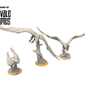 Op de afbeelding: Drie gedetailleerde, gebroken witte adelaarsbeelden met uitgestrekte vleugels, op kleine, bruine voetstukken. Eén adelaar is op een boomstam gemonteerd. De tekst "DESIGNED BY DAVALE GAMES" staat bovenaan.