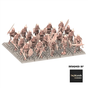 Puede incluir: Un grupo de guerreros esqueléticos en miniatura, cada uno con estructuras óseas detalladas, cascos y armas como espadas y escudos. Están sobre una base de adoquines, listos para la batalla. La imagen incluye un logotipo que dice "Designed by highlands miniatures."