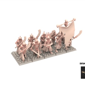 Puede incluir: Un grupo de guerreros esqueléticos en miniatura, cada uno armado con espadas y armaduras, de pie sobre una base de piedra. Un esqueleto sostiene una pancarta. Las miniaturas son de color beige claro. El texto "DESIGNED BY" y el logotipo de Highlands Miniatures están en la esquina inferior derecha.