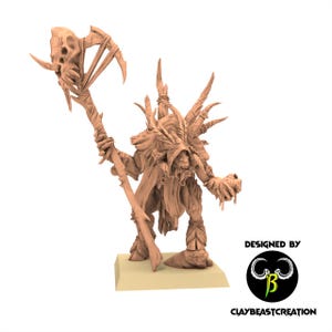 Può includere: Una miniatura dettagliata, color beige, di una creatura fantasy, forse un mostro o un guerriero. Tiene in mano un bastone sormontato da un teschio e corna. La figura è su una piccola base rettangolare. Il testo "DESIGNED BY" e "CLAYBEASTCREATION" sono visibili.