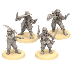 Puede incluir: Un conjunto de cuatro figuras en miniatura de color gris sin pintar que representan personajes piratas. Cada figura se asienta sobre una base circular y está equipada con diversas armas, incluyendo sables curvos y pistolas de chispa.