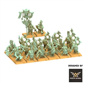 Puede incluir: Una colección de figuras en miniatura de enanos de color verde pálido sobre bases rectangulares. Las figuras tienen rostros barbudos, peinados tipo cresta y portan varias hachas. Una figura sostiene un estandarte. Texto: DESIGNED BY WHITE ANGEL.