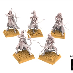 Puede incluir: Cinco figuras en miniatura blancas de arqueras en poses de acción, cada una sosteniendo un arco y una flecha. Están sobre bases hexagonales de color beige. Las figuras llevan armadura y capas. El logotipo "DESIGNED BY The Beholder Miniatures" está en la esquina inferior derecha.