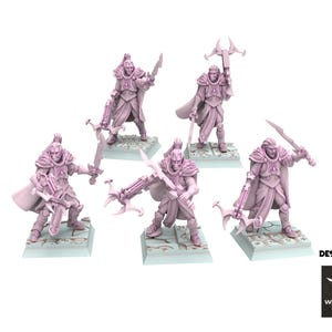 Könnte beinhalten: Eine Sammlung von fünf hellvioletten Miniaturfiguren von Kriegern, die jeweils auf einem quadratischen Sockel stehen. Die Figuren sind mit Rüstungen und Umhängen bekleidet und halten Schwerter und Armbrüste. Der Text "DESIGNED BY" und ein Logo sind unten rechts zu sehen.
