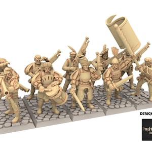 Peut inclure: Un groupe de figurines de soldats miniatures beiges, tenant diverses armes et instruments. Certains personnages portent des épées, des mousquets et un tambour. Les figurines se tiennent sur une base pavée, avec une bannière levée. Le texte "DESIGNED BY" et un logo sont en bas à droite.