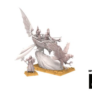 Puede incluir: Una detallada escena de fantasía en miniatura con una nave alada con figuras, un águila y un personaje de pie. Las figuras son de color claro, sobre un fondo blanco. La base es de color beige. El texto "DESIGNED BY The Beholder Miniatures" es visible.