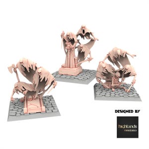 Puede incluir: Colección de figuras de fantasía en miniatura que representan figuras espectrales con túnicas fluidas y rasgos esqueléticos. Cada figura está montada sobre una base cuadrada, algunas con armas. Las figuras son de color rosa claro.