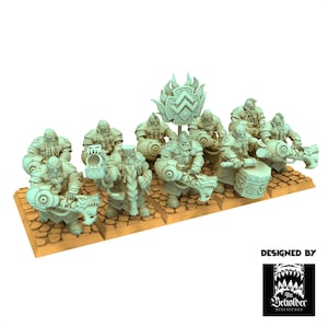 Puede incluir: Colección de figuras en miniatura de enanos de color verde claro, cada una con armadura y armas detalladas. Las figuras están montadas sobre una base marrón, con un emblema central y un logotipo en la esquina inferior derecha. Miniaturas diseñadas para juegos de mesa.
