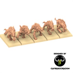Op de afbeelding: Vijf miniatuurbeeldjes van een varkensachtig wezen met slagtanden en stekelig haar, elk op een rechthoekige basis. De wezens zijn lichtbruin. Het logo "Designed by Claybeastcreation" staat rechtsonder.