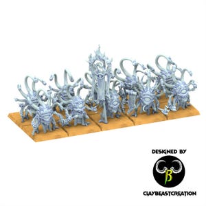 Peut inclure: Un ensemble de figurines fantastiques bleu clair représentant plusieurs créatures avec de multiples tentacules et une figure centrale avec un bâton. Les figurines sont montées sur une base beige. Le texte "DESIGNED BY" et "CLAYBEASTCREATION" est inclus.