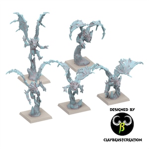Puede incluir: Cinco figuras de criaturas fantásticas de color azul claro con alas, garras y cuernos, cada una montada sobre una base cuadrada. Las figuras están en posiciones dinámicas de salto. Se muestra un logotipo circular con el texto DESIGNED BY CLAYBEASTCREATION.