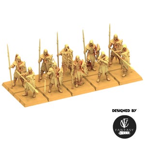 Può includere: Un gruppo di miniature fantasy beige, armate di lance, spade e scudi. Le figure sono su basi rettangolari individuali. L'immagine include il testo "DESIGNED BY" e un logo.