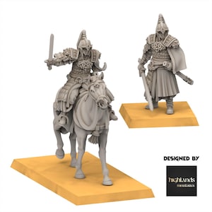 Puede incluir: Dos figuras en miniatura de guerreros con armadura, uno montado a caballo y el otro de pie. Ambas figuras son grises y sostienen espadas. Se encuentran sobre bases rectangulares de color beige. La imagen incluye el texto "DESIGNED BY" y un logotipo.