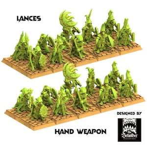 Può includere: Due serie di figure in miniatura verdi su una base marrone. Le figure indossano mantelli e cappelli, e alcune impugnano armi. Il testo "LANCES" e "HAND WEAPON" sono in alto e in basso. Il logo "DESIGNED BY The Beholder Miniatures" è a destra.