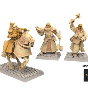 Può includere: Figure in miniatura di personaggi medievali, tra cui un cavaliere a cavallo e due figure con martelli. Le figure sono in tonalità beige e beige chiaro, poste su basi di ciottoli. Il testo "DESIGNED BY" e un logo sono nell'angolo in basso a destra.