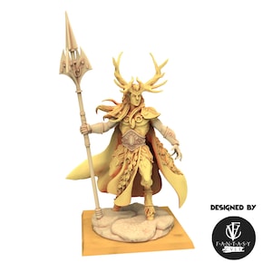 Könnte beinhalten: Hellbeige Fantasy-Figur einer humanoiden Figur mit Geweih, die einen Speer hält. Die Figur trägt eine Rüstung und einen Umhang und steht auf einem Steinsockel. Der Text "DESIGNED BY" und ein Logo sind sichtbar.