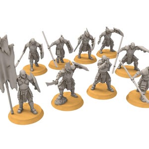 Puede incluir: Una colección de figuras en miniatura grises de guerreros, cada una posada sobre una base circular de color canela. Las figuras están vestidas con armadura y portan armas como espadas, lanzas y escudos. Una figura sostiene una bandera hecha jirones.