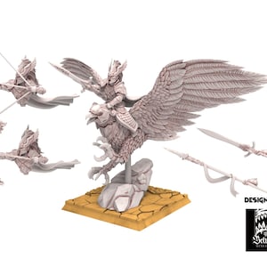 Puede incluir: Un conjunto de miniaturas detalladas que presenta a un guerrero montado en un grifo, acompañado de arqueros y armamento. Las figuras son de color neutro, montadas sobre una base. El conjunto incluye un arco, flechas y una espada. Diseñado por The Beholder Miniatures.