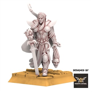 Puede incluir: Una figura en miniatura de fantasía blanca de un guerrero elfo, sosteniendo una espada y una cabeza cortada. La figura está sobre una base marrón. La figura lleva una armadura y una capa. El texto "DESIGNED BY WHITE ANGEL" es visible.