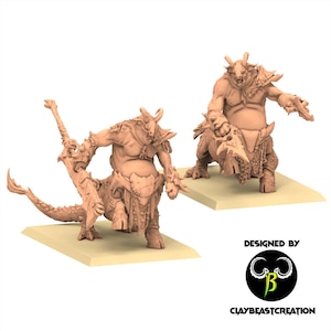 Pode incluir: Duas figuras de fantasia bege de criaturas semelhantes a minotauros. Uma posa com uma arma, a outra com um escudo. As figuras estão em bases retangulares. A imagem inclui o texto "DESIGNED BY" e "CLAYBEASTCREATION" em um logotipo circular.