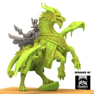 Puede incluir: Miniatura de un dragón verde lima con detalles intrincados, montado por una figura de guerrero gris. El dragón tiene una cabeza detallada, alas y un arnés decorativo. Diseñado por The Beholder Miniatures.