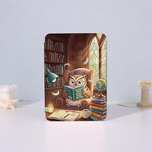 Op de afbeelding: Een rechthoekige tablethoes met een kleurrijke illustratie van een uil met een bril, zittend in een fauteuil en lezend in een boek met de titel How to Look Wise Without Saying Anything. De scène bevat boekenplanken, een wereldbol en een bureaulamp.