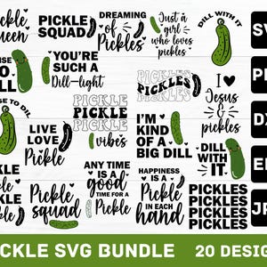 Pode incluir: Uma coleção de 20 designs SVG com tema de picles. Os designs incluem frases como "Pickle Queen", "Pickle Squad" e "Dill with it", juntamente com ilustrações de picles. Os designs são em preto e branco com detalhes verdes.