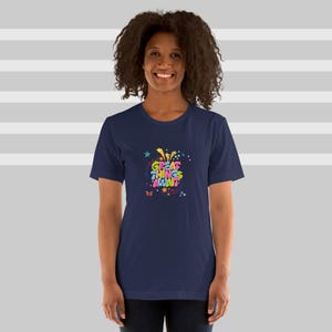 Grandes cosas te esperan – Camiseta colorida con letras motivacionales