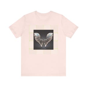Angel Wings Graphic Tee: Leichte spirituelle Mode aus Baumwolle