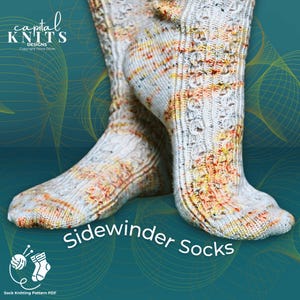 Può includere: Un paio di calzini Sidewinder, lavorati a maglia con filato grigio chiaro screziato di arancione, giallo e rosso. I calzini presentano un motivo a trecce e dettagli traforati. Il testo "Sidewinder Socks" è visualizzato nell'immagine.