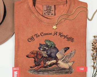 Camiseta "Off to Cause a Kerfuffle", camiseta divertida de perro salchicha y mapache, meme del sombrero de bruja rana