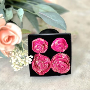 Pendientes colgantes de rosa rosa: joyería floral hecha a mano con detalles de purpurina dorada.