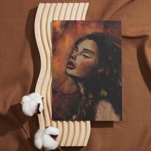 Könnte beinhalten: Ein Aquarellbild eines Frauen Gesichts mit geschlossenen Augen, das nach oben blickt. Der Hintergrund ist dunkelbraun mit orangefarbenen und goldenen Akzenten. Das Gesicht der Frau ist realistisch gemalt mit Details wie Wimpern und Falten.
