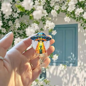Bobine d'insigne hologramme OVNI extraterrestre - Joli porte-carte d'identité rétractable, clip d'infirmière de l'espace galaxie, étiquette de nom de science-fiction pour le travail ou les cadeaux