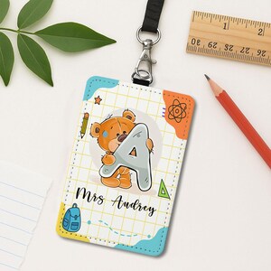 Porte-badge ours mignon lettre A, étiquette d'identification personnalisée pour enseignant, lanière avec nom personnalisé pour enfants, infirmières, étudiants, personnel de bureau