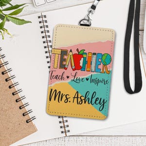 Teach Love Inspire-badgehouder, gepersonaliseerd leraar-ID-tag met naam, kleurrijk terug-naar-schoolcadeau voor opvoeders, aangepast sleutelkoord voor de klas