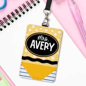 Bleistift Lehrer Ausweishalter, personalisierte gelbe Plakette mit Namen, individuelles Geschenk für Erzieher, niedliches Klassenzimmer Schlüsselband