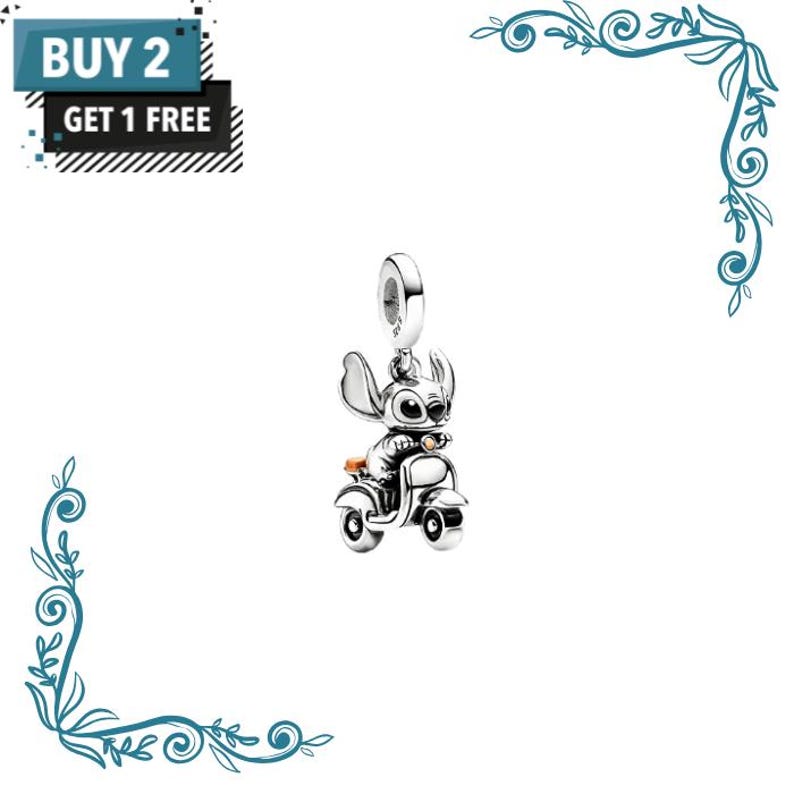 Peut inclure: Un charm argent&eacute; repr&eacute;sentant un personnage aux grandes oreilles sur un petit scooter. Le bijou comporte une b&eacute;li&egrave;re sur le dessus. Le texte dans le coin sup&eacute;rieur gauche indique BUY 2 GET 1 FREE. Le design est m&eacute;tallique avec des touches orange.