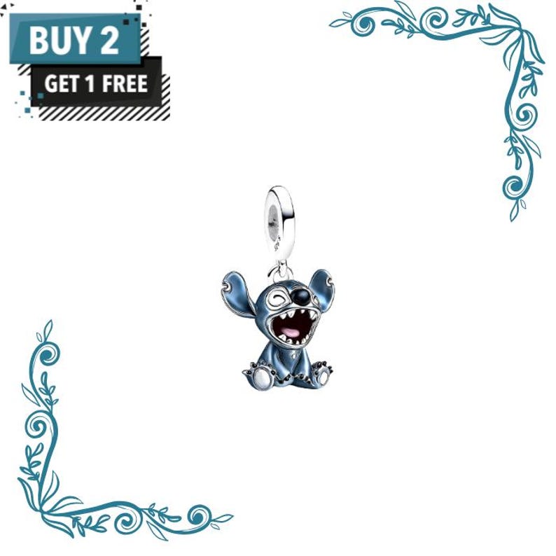 Pu&ograve; includere: Un charm in argento raffigurante un personaggio blu con grandi orecchie, la bocca spalancata e un occhio che fa l'occhiolino. Il charm include un occhiello superiore. Il testo in alto a sinistra recita BUY 2 GET 1 FREE. Decorazioni blu incorniciano gli angoli.