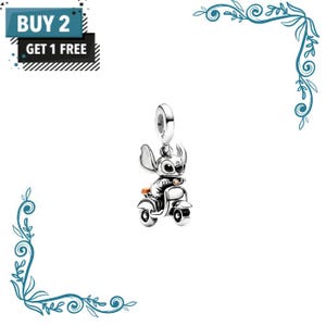 Peut inclure: Un charm argent&eacute; repr&eacute;sentant un personnage aux grandes oreilles sur un petit scooter. Le bijou comporte une b&eacute;li&egrave;re sur le dessus. Le texte dans le coin sup&eacute;rieur gauche indique BUY 2 GET 1 FREE. Le design est m&eacute;tallique avec des touches orange.