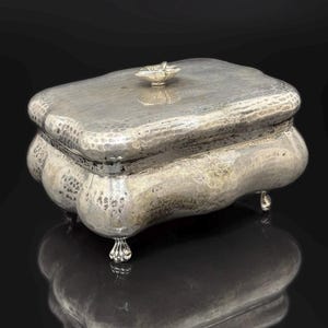 Antike Silber Schmuckschatulle. Italien, handgehämmert, Blumendeckel, Montebello Genova. 800er Silber Mark