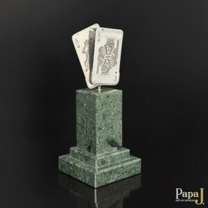 Naipes en un soporte de piedra natural. Regalo de élite para un jugador de PokerStars. Plata 925.