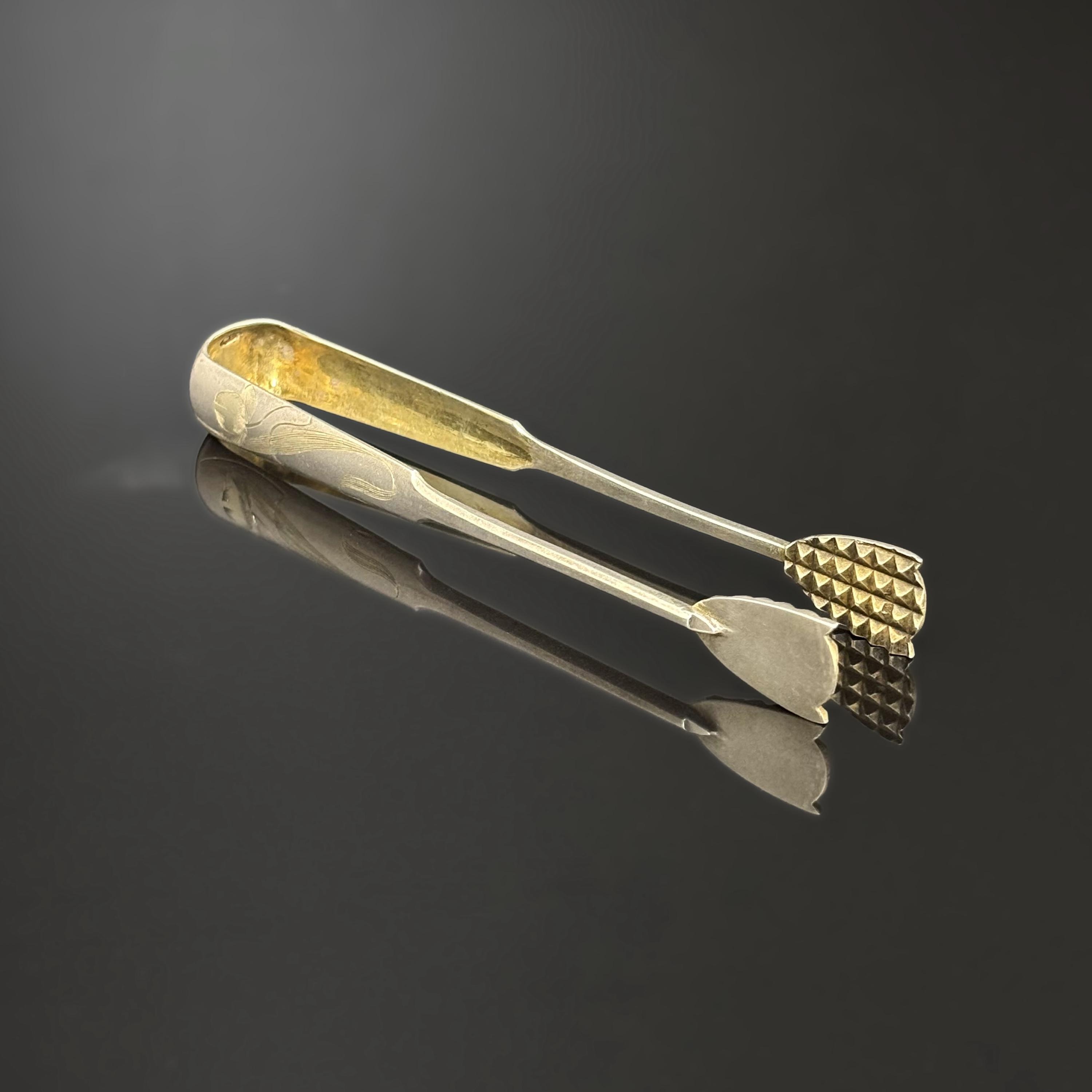 アンティーク シルバー シュガー トング: 手彫りの花模様の