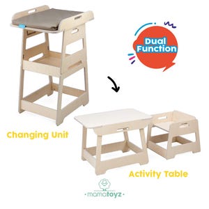 Puede incluir: Una unidad de cambio de madera con una parte superior acolchada beige, que se transforma en una mesa y silla de actividades. La imagen muestra las palabras "Dual Function", "Changing Unit" y "Activity Table". La marca "mamatoys" también es visible.