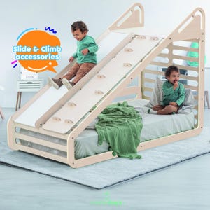 Könnte beinhalten: Ein Holzbettrahmen mit integrierter Rutsche und Kletterwand. Die Rutsche ist weiß, und die Kletterwand hat Holzgriffe. Das Bett ist aus hellem Holz gefertigt, mit dem Text "Slide & climb accessories". Zwei Kinder spielen auf dem Bett.
